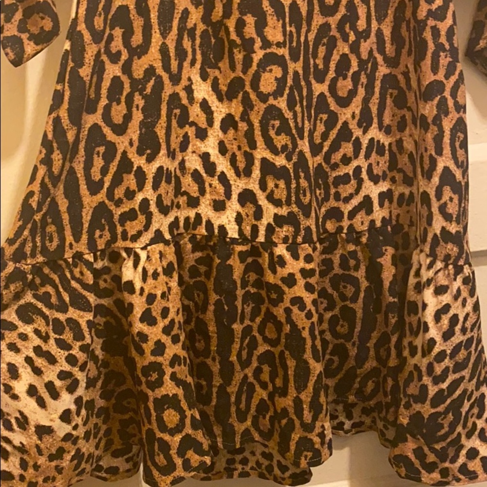 Scoop Leopard Ruched Sleeve Ruffle Dress - Picture 5 of 6